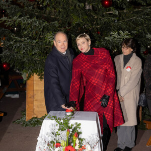 La princesse Stéphanie de Monaco, La princesse Charlène de Monaco, Le prince Albert II de Monaco - inauguration des illuminations de Noël sur la place du Casino de Monte-Carlo à Monaco, le 7 décembre 2023. © Olivier HuitelPool/Bestimage