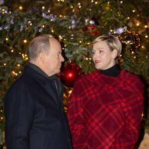 La princesse Charlène de Monaco, Le prince Albert II de Monaco - inauguration des illuminations de Noël sur la place du Casino de Monte-Carlo à Monaco, le 7 décembre 2023. © Olivier HuitelPool/Bestimage