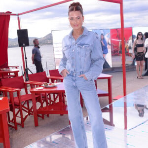 Caroline Receveur au défilé Etam Croisière 2023 à Saint-Tropez le 11 mai 2023. © Rachid Bellak / Bestimage