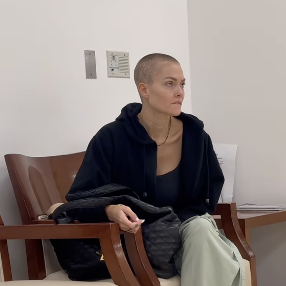 Bien au contraire, elle a d'ailleurs fait une apparition très remarquée sur Instagram ce vendredi
Caroline Receveur atteinte d'un cancer, se dévoile le crâne rasé sur les réseaux sociaux. Instagram