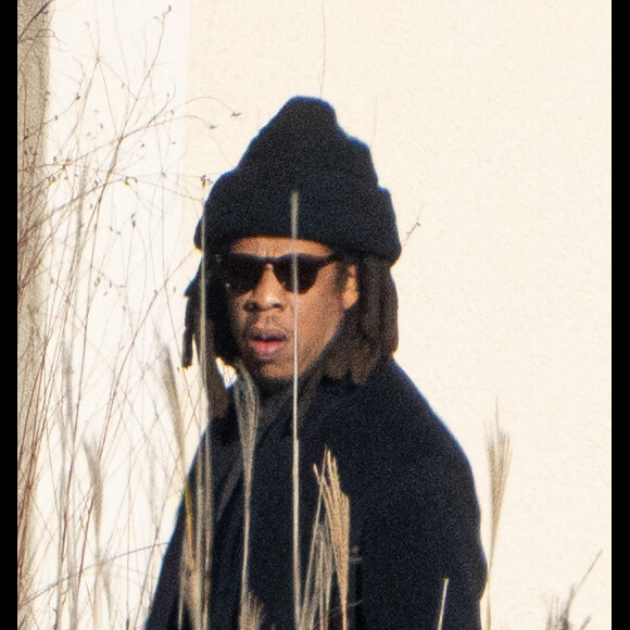 Le musicien a privatisé "Les Sources de Caudalie" près de Bordeaux
Exclusif - Jay Z - Jay Z et le directeur général du label américain Roc Nation Jay Brown fêtent leur anniversaire dans l'hôtel 5 étoiles privatisé "Les Sources de Caudalie" avec ses amis Kris Jenner, Ellen Pompeo, Beyonce, Rihanna, à Martillac près de Bordeaux, France, le 3 décembre 2023. Il y a eu un va-et-vient de navettes aux vitres teintées toute la journée de samedi. L'anniversaire s'est dérouleé du 1er au 4 décembre 2023. Parmi les 98 invités qui séjourneront sur place les stars internationales Kris Jenner, Ellen Pompeo, Beyonce et Jay-Z avec leurs enfants sont arrivés vendredi soir et la chanteuse Rihanna samedi dans la journée.