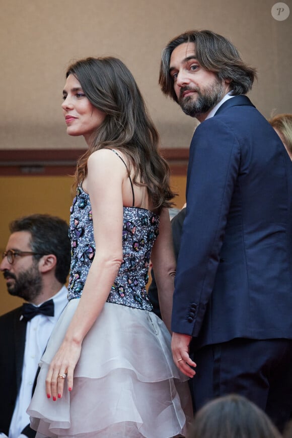 Sa femme Charlotte Casiraghi vit à Monaco avec leur fils baptisé Balthazar. Le petit garçon de 5 ans est scolarisé sur place, tout comme le beau-fils du producteur, Raphaël.
Charlotte Casiraghi et Dimitri Rassam - Montée des marches du film "Killers of the flower moon" lors du 76e Festival de Cannes. Le 20 mai 2023. © Jacovides-Moreau / Bestimage