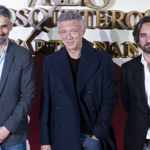 Martin Bourboulon, Vincent Cassel, Dimitri Rassam - Première du film "Les Trois Mousquetaires : D'Artagnan" à Madrid. Le 12 avril 2023