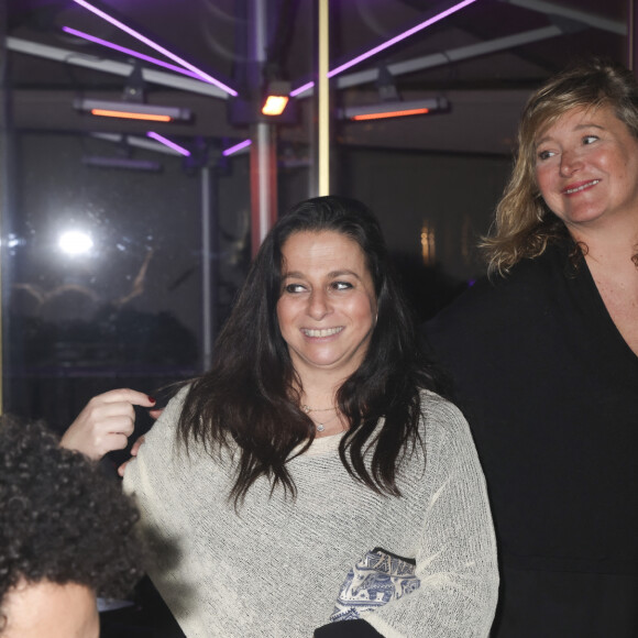 Exclusif - Laetitia Elmaleh (directrice de l'hôtel), Julie Ferrier - Personnalités à la 3ème soirée "Patins" au restaurant de l'Hôtel Kimpton, le Montecito à Paris le 7 décembre 2023. Jeudi 7 décembre, la troisième édition des " Soirées Patins " a eu lieu dans le magnifique restaurant californien de l'hôtel Kimpton – St Honoré, à Paris. Un succès qui confirme la réussite de ce concept innovant et chic, proposé par la talentueuse et chaleureuse Sandra Sisley ! Célébrités, invités et clients de l'hôtel ont savouré le délicieux menu californien du restaurant Le Montecito, avant de danser (en rollers) sur les meilleurs tubes des années 80-90 ! La soirée s'est démarquée par les incroyables performances des patineurs et patineuses de l'association du Roller Club de France et par la présence de l'artiste Laurence Sabas, championne de roller-danse. L'actrice Julie Ferrier a profité de ce superbe cadre pour fêter son anniversaire avec ses proches et a prouvé son talent de patineuse ! D'autres invités étaient de la partie pour profiter de cette belle soirée: l'acteur Tomer Sisley, les actrices Manon Azem et Lola Dubini accompagnées du chanteur de comédie musical Gwendal Marimoutou, la journaliste Laurie Cholewa, la chanteuse Aurélie Konaté, l'influenceuse Libellule et le mannequin Laro, l'artiste Marco Prince. Les " Soirées Patins " se déroulent tous les jeudi soirs, dans l'enceinte du restaurant, Le Montecito ! La prochaine sera le 14 décembre. N'oubliez pas vos patins et vos paillettes, il reste peu de places. " Soirées Patins, Tu roules ou t'en roules! " © Jack Tribeca/Bestimage 