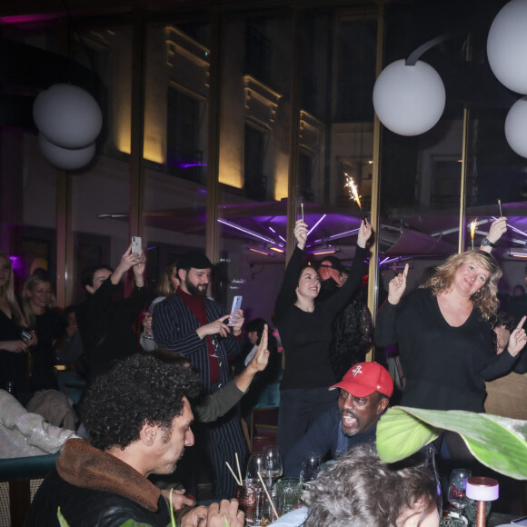 Exclusif - Julie Ferrier - Personnalités à la 3ème soirée "Patins" au restaurant de l'Hôtel Kimpton, le Montecito à Paris le 7 décembre 2023. Jeudi 7 décembre, la troisième édition des " Soirées Patins " a eu lieu dans le magnifique restaurant californien de l'hôtel Kimpton – St Honoré, à Paris. Un succès qui confirme la réussite de ce concept innovant et chic, proposé par la talentueuse et chaleureuse Sandra Sisley ! Célébrités, invités et clients de l'hôtel ont savouré le délicieux menu californien du restaurant Le Montecito, avant de danser (en rollers) sur les meilleurs tubes des années 80-90 ! La soirée s'est démarquée par les incroyables performances des patineurs et patineuses de l'association du Roller Club de France et par la présence de l'artiste Laurence Sabas, championne de roller-danse. L'actrice Julie Ferrier a profité de ce superbe cadre pour fêter son anniversaire avec ses proches et a prouvé son talent de patineuse ! D'autres invités étaient de la partie pour profiter de cette belle soirée: l'acteur Tomer Sisley, les actrices Manon Azem et Lola Dubini accompagnées du chanteur de comédie musical Gwendal Marimoutou, la journaliste Laurie Cholewa, la chanteuse Aurélie Konaté, l'influenceuse Libellule et le mannequin Laro, l'artiste Marco Prince. Les " Soirées Patins " se déroulent tous les jeudi soirs, dans l'enceinte du restaurant, Le Montecito ! La prochaine sera le 14 décembre. N'oubliez pas vos patins et vos paillettes, il reste peu de places. " Soirées Patins, Tu roules ou t'en roules! " © Jack Tribeca/Bestimage 