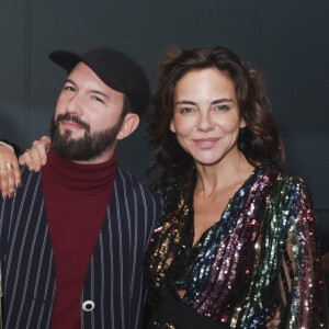 De nombreuses personnalités ont été conviées à cet événement
Exclusif - Aurélie Konaté, Rudy, Sandra Sisley - Personnalités à la 3ème soirée "Patins" au restaurant de l'Hôtel Kimpton, le Montecito à Paris le 7 décembre 2023. Jeudi 7 décembre, la troisième édition des " Soirées Patins " a eu lieu dans le magnifique restaurant californien de l'hôtel Kimpton – St Honoré, à Paris. Un succès qui confirme la réussite de ce concept innovant et chic, proposé par la talentueuse et chaleureuse Sandra Sisley ! Célébrités, invités et clients de l'hôtel ont savouré le délicieux menu californien du restaurant Le Montecito, avant de danser (en rollers) sur les meilleurs tubes des années 80-90 ! La soirée s'est démarquée par les incroyables performances des patineurs et patineuses de l'association du Roller Club de France et par la présence de l'artiste Laurence Sabas, championne de roller-danse. L'actrice Julie Ferrier a profité de ce superbe cadre pour fêter son anniversaire avec ses proches et a prouvé son talent de patineuse ! D'autres invités étaient de la partie pour profiter de cette belle soirée: l'acteur Tomer Sisley, les actrices Manon Azem et Lola Dubini accompagnées du chanteur de comédie musical Gwendal Marimoutou, la journaliste Laurie Cholewa, la chanteuse Aurélie Konaté, l'influenceuse Libellule et le mannequin Laro, l'artiste Marco Prince. Les " Soirées Patins " se déroulent tous les jeudi soirs, dans l'enceinte du restaurant, Le Montecito ! La prochaine sera le 14 décembre. N'oubliez pas vos patins et vos paillettes, il reste peu de places. " Soirées Patins, Tu roules ou t'en roules! " © Jack Tribeca/Bestimage 