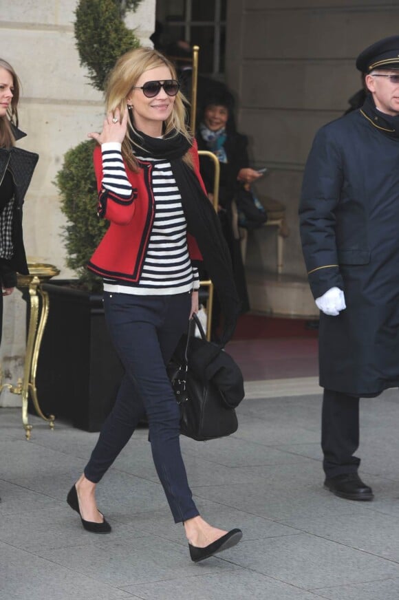Kate Moss : Le style navy lui sied à merveille, surtout avec sa sublime veste Chanel !
