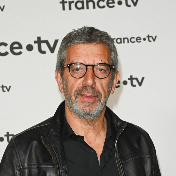 Michel Cymes au photocall pour la conférence de presse de rentrée de France TV à la Grande Halle de la Villette à Paris, France, le 6 juillet 2022. © Coadic Guirec/Bestimage