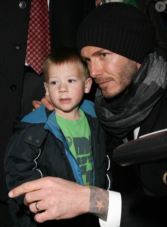 David Beckham et ses adorables fans à l'aéroport de Manchester, avant de repartir à Milan, le 10 mars 2010