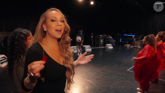 Mariah Carey chante All I Want for Christmas Is You.