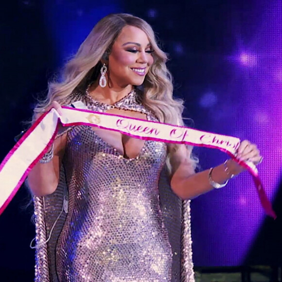 Mariah Carey chante All I Want for Christmas Is You.
