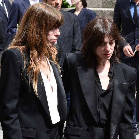 Un clan soudé, qui se serre les coudes dans la douleur. Car Jane Birkin était l'un des piliers de cette famille, comme l'avait rappelé Yvan Attal, compagnon de Charlotte Gainsbourg.
Lou Doillon, Charlotte Gainsbourg, Ben Attal, Alice Attal, Roman de Kermadec (fils de Kate Barry) - Sorties des obsèques de Jane Birkin en l'église Saint-Roch à Paris. Le 24 juillet 2023 © Jacovides-KD Niko / Bestimage