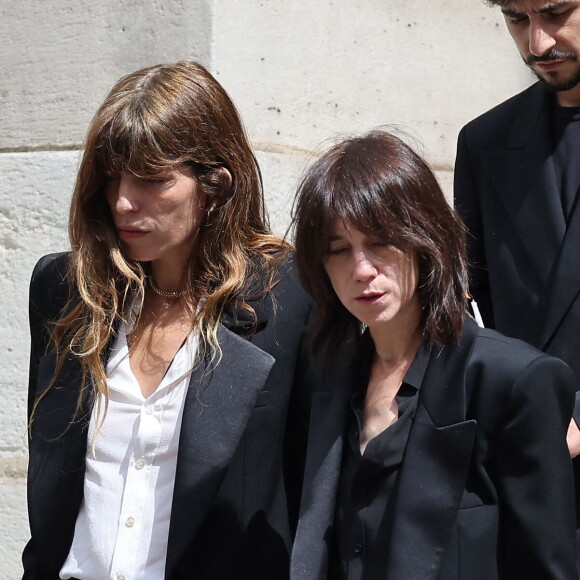 Jane Birkin a été retrouvée sans vie à son domicile parisien. Une disparition qui a ému le plus grand nombre et qui a naturellement grandement affecté ses deux filles
Lou Doillon, Charlotte Gainsbourg - Obsèques de Jane Birkin en l'église Saint-Roch à Paris. © Jacovides-KD Niko / Bestimage