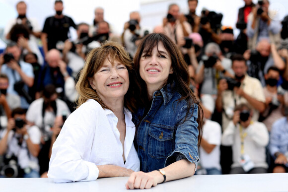 L'ancienne muse de Serge Gainsbourg n'a pas été oubliée des siens en ce jour symbolique. Sur Instagram, ses deux filles ont ainsi posté de belles images de leur maman regrettée.
Jane Birkin, Charlotte Gainsbourg au photocall du film Jane par Charlotte lors du 74e festival international du film de Cannes le 8 juillet 2021 © Borde / Jacovides / Moreau / Bestimage