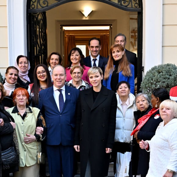 Le 14 décembre 2023, le couple monégasque s'est rendu au siège de la Croix-Rouge pour remettre quelques cadeaux aux anciens.
Le prince Albert II de Monaco et la princesse Charlene ont remis des cadeaux aux anciens dans la cadre des festivités liées aux fêtes de Noël, au siège de la Croix-Rouge à Monaco, le 14 décembre 2023. © Bruno Bebert/Bestimage