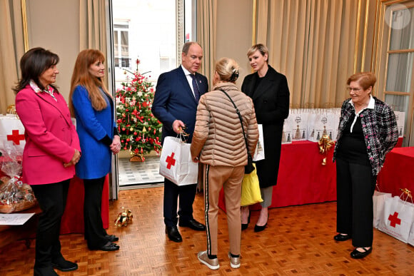 Le prince Albert II de Monaco et la princesse Charlene ont remis des cadeaux aux anciens dans la cadre des festivités liées aux fêtes de Noël, au siège de la Croix-Rouge à Monaco, le 14 décembre 2023. © Bruno Bebert/Bestimage
