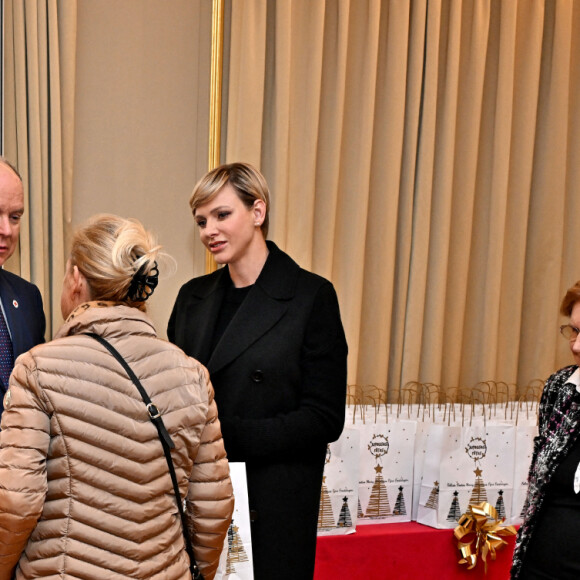 Le prince Albert II de Monaco et la princesse Charlene ont remis des cadeaux aux anciens dans la cadre des festivités liées aux fêtes de Noël, au siège de la Croix-Rouge à Monaco, le 14 décembre 2023. © Bruno Bebert/Bestimage