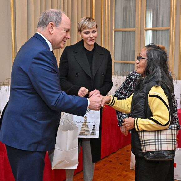 C'est l'occasion ou jamais d'avoir le coeur sur la main pour Albert et Charlene.
Le prince Albert II de Monaco et la princesse Charlene ont remis des cadeaux aux anciens dans la cadre des festivités liées aux fêtes de Noël, au siège de la Croix-Rouge à Monaco, le 14 décembre 2023. © Bruno Bebert/Bestimage