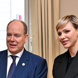 Le prince Albert II de Monaco et la princesse Charlene ont remis des cadeaux aux anciens dans la cadre des festivités liées aux fêtes de Noël, au siège de la Croix-Rouge à Monaco, le 14 décembre 2023. © Bruno Bebert/Bestimage