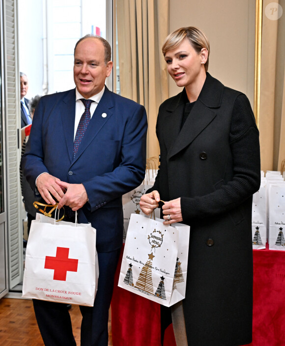 Le prince Albert II de Monaco et la princesse Charlene ont remis des cadeaux aux anciens dans la cadre des festivités liées aux fêtes de Noël, au siège de la Croix-Rouge à Monaco, le 14 décembre 2023. © Bruno Bebert/Bestimage