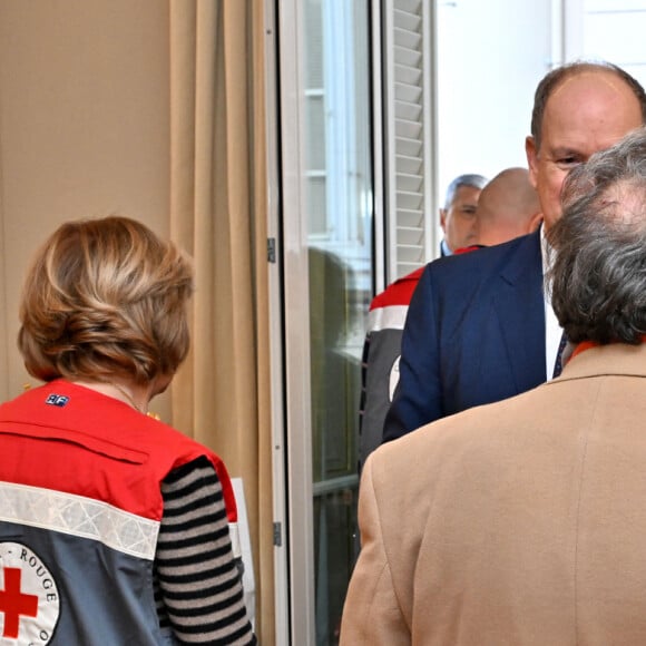 Heureusement, la princesse Charlene et le prince Albert II de Monaco ont une pensée pour tous ceux qui ont moins de chance.
Le prince Albert II de Monaco et la princesse Charlene ont remis des cadeaux aux anciens dans la cadre des festivités liées aux fêtes de Noël, au siège de la Croix-Rouge à Monaco, le 14 décembre 2023. © Bruno Bebert/Bestimage