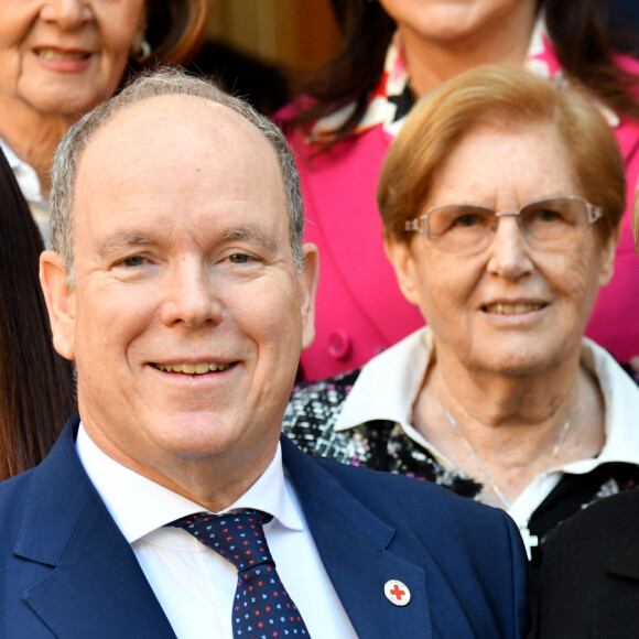 Le prince Albert II de Monaco et la princesse Charlene ont remis des cadeaux aux anciens dans la cadre des festivités liées aux fêtes de Noël, au siège de la Croix-Rouge à Monaco, le 14 décembre 2023. © Bruno Bebert/Bestimage
