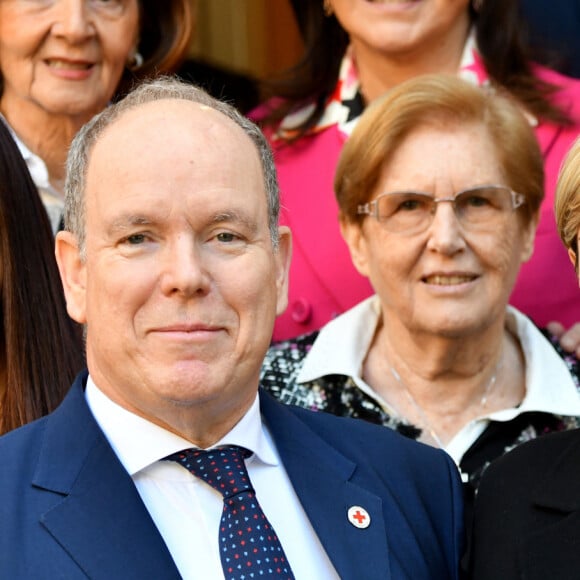 Le prince Albert II de Monaco et la princesse Charlene ont remis des cadeaux aux anciens dans la cadre des festivités liées aux fêtes de Noël, au siège de la Croix-Rouge à Monaco, le 14 décembre 2023. © Bruno Bebert/Bestimage