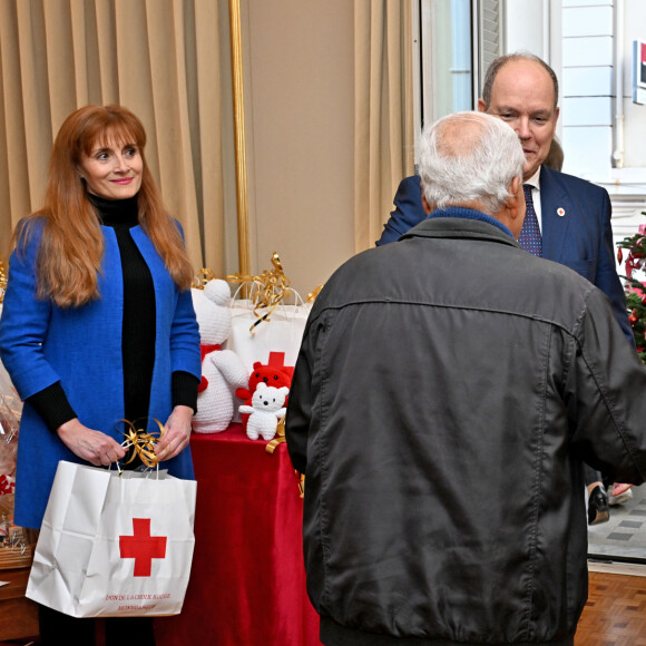 Le prince Albert II de Monaco et la princesse Charlene ont remis des cadeaux aux anciens dans la cadre des festivités liées aux fêtes de Noël, au siège de la Croix-Rouge à Monaco, le 14 décembre 2023. © Bruno Bebert/Bestimage