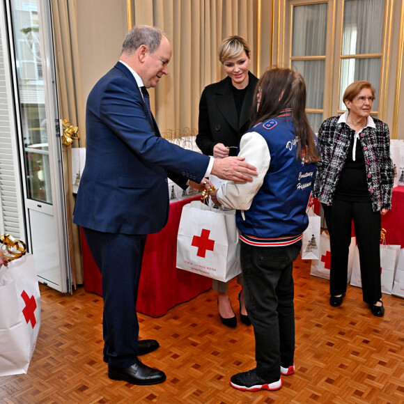 Le prince Albert II de Monaco et la princesse Charlene ont remis des cadeaux aux anciens dans la cadre des festivités liées aux fêtes de Noël, au siège de la Croix-Rouge à Monaco, le 14 décembre 2023. © Bruno Bebert/Bestimage