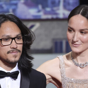Le cinéaste avait déjà été honoré d'une Caméra d'or, pour son premier long-métrage, lors du Festival de Cannes.
Anaïs Demoustier, Pham Thien An (Caméra d'Or pour le film "L'arbre aux papillons d'or") - Cérémonie de clôture du 76ème Festival International du Film de Cannes, au Palais des Festivals à Cannes. Le 27 mai 2023 © Borde-Jacovides-Moreau / Bestimage