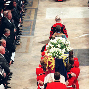 Cette scène traumatisante est restée gravée dans la mémoire des jeunes princes 
Comte Spencer, Prince Philip, Charles et les princes William et Harry lors des funérailles de Diana le 6 septembre 1997