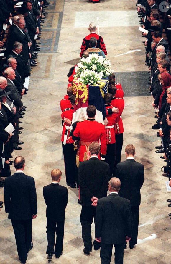 Cette scène traumatisante est restée gravée dans la mémoire des jeunes princes 
Comte Spencer, Prince Philip, Charles et les princes William et Harry lors des funérailles de Diana le 6 septembre 1997