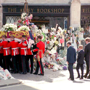 Mais contrairement à ce que l'on pourrait penser, un membre de la famille a pourtant essayé de l'éviter pour préserver Harry et William 
Comte Spencer, Prince Philip, Charles et les princes William et Harry lors des funérailles de Diana le 6 septembre 1997