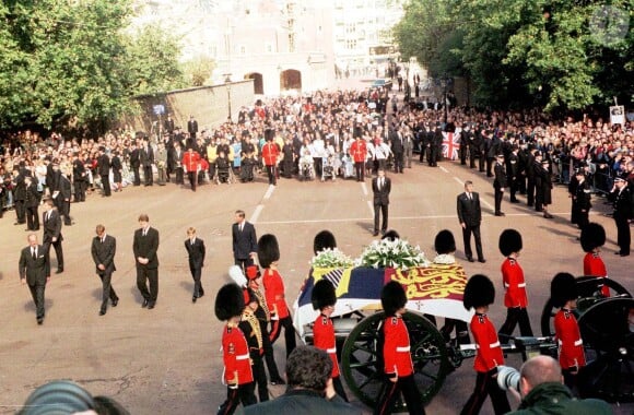 Dans ses mémoires "Le suppléant", Harry a indiqué que le frère de Diana y était opposé : "Vous ne pouvez pas obliger ses enfants à marcher derrière le cercueil de leur mère ! C'est de la barbarie."
Comte Spencer, Prince Philip, Charles et les princes William et Harry lors des funérailles de Diana le 6 septembre 1997