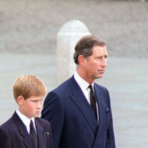 Une autre option a été envisagée, celle de faire marcher William mais pas Harry, trop jeune
Comte Spencer, Prince Philip, Charles et les princes William et Harry lors des funérailles de Diana le 6 septembre 1997