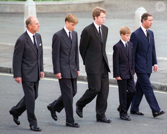 Une autre option a été envisagée, celle de faire marcher William mais pas Harry, trop jeune
Comte Spencer, Prince Philip, Charles et les princes William et Harry lors des funérailles de Diana le 6 septembre 1997