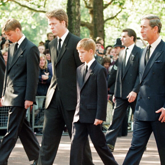 Personne n'a oublié les images de Harry et William marchant derrière le cercueil de leur maman Diana lors de ses funérailles
Archives - Le prince Philip, duc d'Edimbourg, le prince William, le comte Charles Spencer, le prince Harry et le prince Charles lors de la procession funéraire lors des funérailles de la princesse Diana.