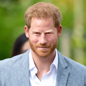 Le prince Harry se déplace à La Haye quelques jours après la naissance de son premier enfant Archie pour une conférence pour la prochaine compétition Invictus Games qui se déroulera aux Pays-Bas. Il a été reçu par la princesse Margriet des Pays-Bas. Invictus Games est une compétition multisports pour les soldats et vétérans de guerre blessés et handicapés, s'inspirant des jeux paralympiques, ils tirent leur nom du poème Invictus de William Ernest Henley ; le slogan, I AM, renvoie d'ailleurs aux deux derniers vers du poème. La Haye, le 9 mai 2019. 