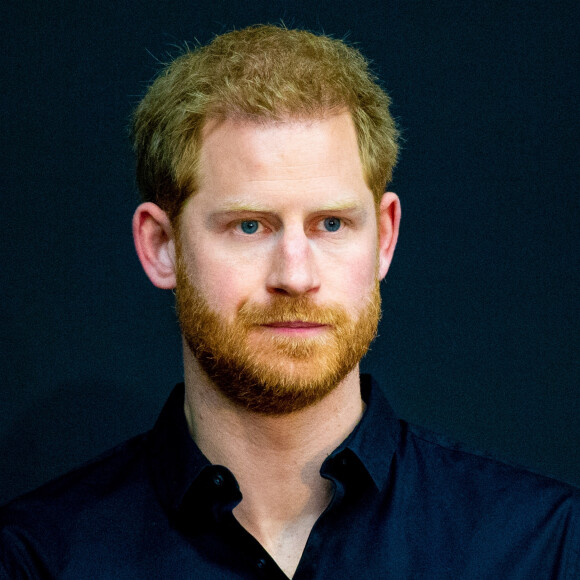 Le prince Harry se déplace à La Haye quelques jours après la naissance de son premier enfant Archie pour une conférence pour la prochaine compétition Invictus Games qui se déroulera aux Pays-Bas. Il a été reçu par la princesse Margriet des Pays-Bas. Invictus Games est une compétition multisports pour les soldats et vétérans de guerre blessés et handicapés, s'inspirant des jeux paralympiques, ils tirent leur nom du poème Invictus de William Ernest Henley ; le slogan, I AM, renvoie d'ailleurs aux deux derniers vers du poème. La Haye, le 9 mai 2019. 