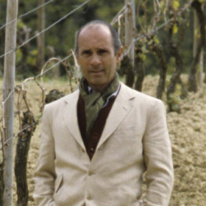 Guy Marchand, célèbre acteur et chanteur est mort à l'âge de 86 ans.
Rétro - Décès de Guy Marchand - En France, à Château-Fantin, rendez-vous avec Guy MARCHAND chez lui, avec son chien, dans le Bordelais. © Michel Ristroph via Bestimage