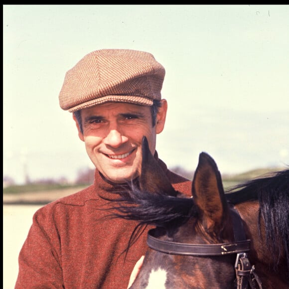 A une certaine époque , il y possédait même des chevaux.
Rétro - Décès de Guy Marchand - Archives - Guy Marchand pour la publicité de PMU