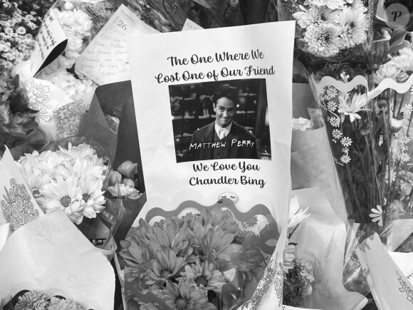 Hommages de Matthew Perry à New York suite à la mort de l'acteur à 54 ans le 28 octobre 2023.