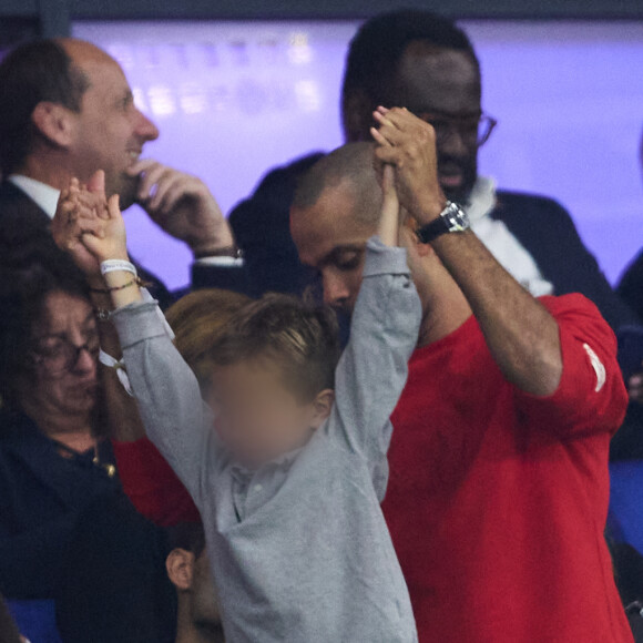 Lors d'une émission qu'il présentait, l'ancien meneur de jeu des San Antonio Spurs a révélé que l'un de ses enfants est atteint de TDAH
Tony Parker avec ses enfants Josh et Liam et sa compagne Alizé dans les tribunes du match de Coupe du monde de rugby entre la France et l'Italie (60-7) à Lyon le 6 octobre 2023. © Cyril Moreau-Dominique Jacovides/Bestimage 