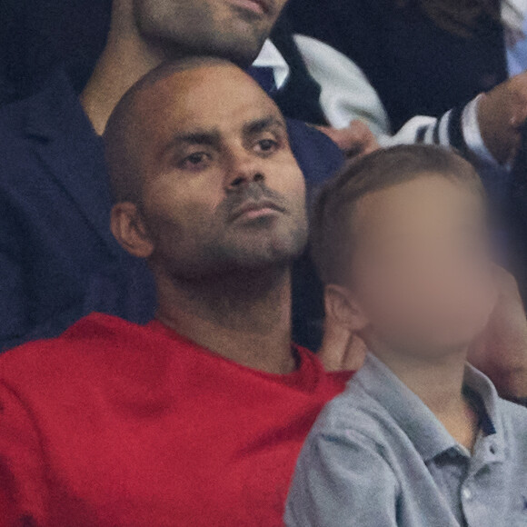 Tony Parker avec ses enfants Josh et Liam et sa compagne Alizé dans les tribunes du match de Coupe du monde de rugby entre la France et l'Italie (60-7) à Lyon le 6 octobre 2023. © Cyril Moreau-Dominique Jacovides/Bestimage 