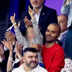 Tony Parker avec ses enfants Josh et Liam et sa compagne Alizé dans les tribunes du match de Coupe du monde de rugby entre la France et l'Italie (60-7) à Lyon le 6 octobre 2023. © Cyril Moreau-Dominique Jacovides/Bestimage 