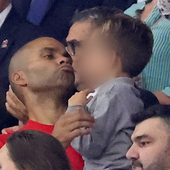 Tony Parker avec ses enfants Josh et Liam et sa compagne Alizé dans les tribunes du match de Coupe du monde de rugby entre la France et l'Italie (60-7) à Lyon le 6 octobre 2023. © Cyril Moreau-Dominique Jacovides/Bestimage 