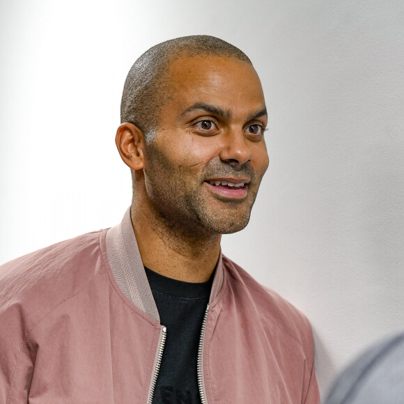 Tony Parker est principalement connu pour sa carrière sur les parquets de la NBA avec les San Antonio Spurs
Tony Parker et Matt Pokora (M.Pokora) s'affrontent lors d'un match de basket par équipes dans le cadre d'une animation Radio Scoop au Gymnase Mado Bonnet à Lyon. 