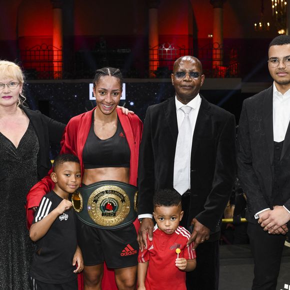 Estelle Mossely avec ses enfants Ali et Magomed et ses parents Hélène et Pascal - Combat d'Estelle Mossely contre la Malawite Anisha Basheel lors du 1er Gala signé Double Y Boxing à la salle Wagram à Paris le 17 février 2023. Estelle Mossely a conservé son titre IBO des poids légers en battant aux points la Malawite © Pierre Perusseau/Bestimage 