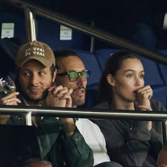 Le chanteur Vianney et sa femme Catherine Robert - People dans les tribunes du match de Ligue des champions entre le PSG et le Borussia Dortmund (2-0) au Parc des Princes à Paris le 19 septembre 2023. © Cyril Moreau/Bestimage