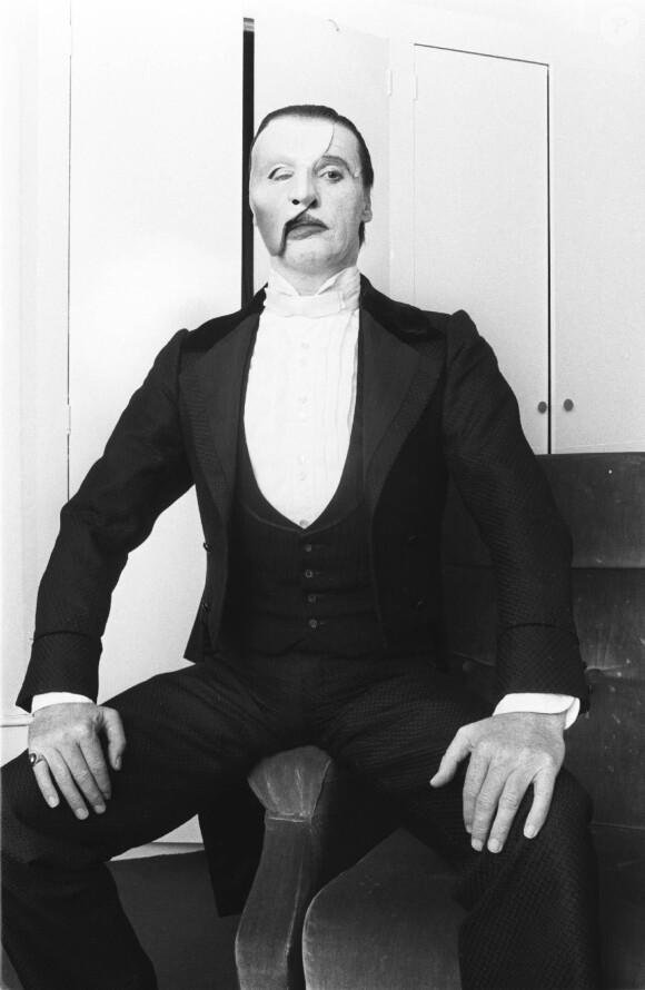 Comme son nom l'indique, le héros du spectacle est "le fantome de l'opera".
Archives - Michael Crawford dans le role du "fantome de l'opéra", 20/10/1986.